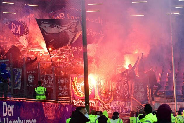 Sport Themen der Woche KW15 Sport Bilder des Tages Fussball I Herren I Saison 2021 22 I 2. Bundesliga I 30. Spieltag I Hamburger SV - Karlsruher SC I 16.04.2022 Bengalos, Pyro (KSC Fans) Hamburg Volksparkstadion Hamburg Deutschland *** Football I Men I Season 2021 22 I 2 Bundesliga I 30 Matchday I Hamburger SV Karlsruher SC I 16 04 2022 Bengalos, Pyro KSC Fans Hamburg Volksparkstadion Hamburg Germany Copyright: xLobeca NorbertxGettschatx