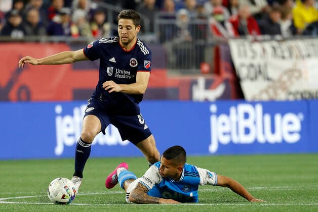 FOXBOROUGH, MA - APRIL 16: New England Revolution midfielder Matt Polster (8) skips away from Charlotte FC defensive midfielder Jordy Alc’var (8) during a match between the New England Revolution and Charlotte FC on April16, 2022, at Gillette Stadium in Foxborough, Massachusetts. (Photo by Fred Kfoury III Icon Sportswire) SOCCER: APR 16 MLS, Fussball Herren, USA - Charlotte FC at New England Revolution Icon482220416005