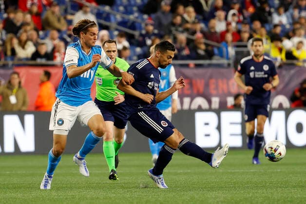 FOXBOROUGH, MA - APRIL 16: New England Revolution midfielder Sebastian Lletget (17) plays a pass away from Charlotte FC left midfielder Ben Bender (15) during a match between the New England Revolution and Charlotte FC on April16, 2022, at Gillette Stadium in Foxborough, Massachusetts. (Photo by Fred Kfoury III Icon Sportswire) SOCCER: APR 16 MLS, Fussball Herren, USA - Charlotte FC at New England Revolution Icon482220416008