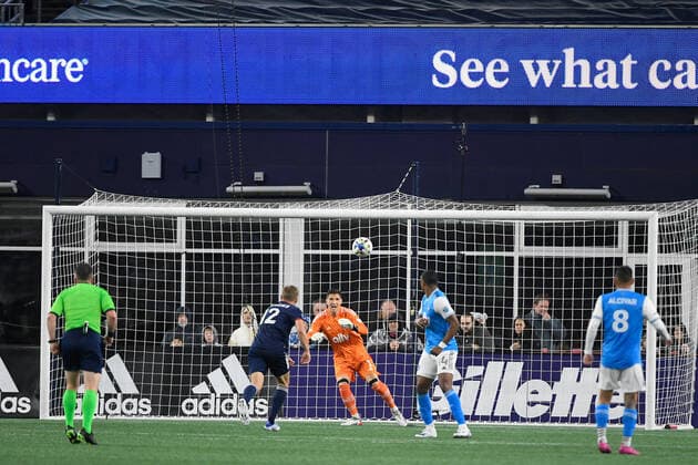 April 16, 2022: Charlotte FC goalkeeper Kristijan Kahlina (1) tracks the ball during the MLS, Fussball Herren, USA game between Charlotte FC and the New England Revolution held at Gillette Stadium in Foxborough Massachusetts. CSM Foxborough USA - ZUMAc04_ 20220416_zaf_c04_154 Copyright: xEricxCanhax