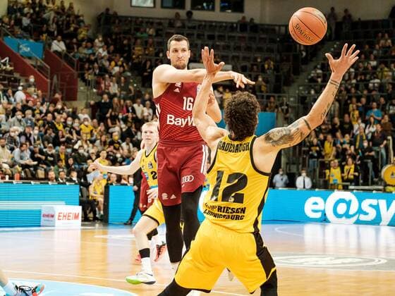 Paul Zipser FC Bayern Munich, 16 , Jonah Radebaugh MHP Riesen Ludwigsburg, 12 , MHP Riesen Ludwigsburg FC Bayern Munich , Basketball, Bundesliga, 31 Spieltag, Spielzeit 2021 2022, 16 04 2022, MHP Riesen Ludwigsburg FC Bayern Munich , Basketball, Bundesliga, 31 Spieltag, Spielzeit 2021 2022, 16 04 2022 Ludwigsburg Copyright: xAntonioxChiok Eibner-Pressefotox EP_ACK