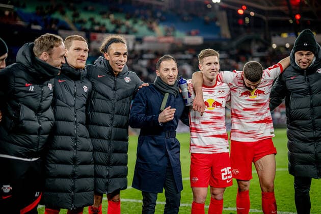 Leipzig head coach Coach Domenico Tedesco cheers with his team after the match Football 1 Bundesliga, 29 Matchday RB Leipzig TSG 1899 Hoffenheim 3 0 10 April 2022 Leipzig, Red Bull Arena RB Leipzig TSG 1899 Hoffenheim 3 0