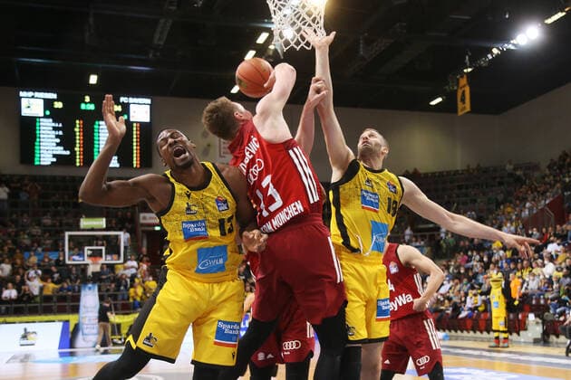 V li Yorman Polas Bartolo Riesen , Leon Radosevic Munich , Jonas Wohlfarth Bottermann Riesen MHP Riesen Ludwigsburg vs Bayern Munich Basketball Bundesliga 2021 2022 Ludwigsburg , GER, 16 04 2022,