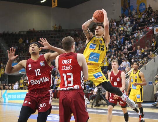 Jonah Radebaugh Giants, right MHP Riesen Ludwigsburg vs Bayern Munich Basketball Bundesliga 2021 2022 Ludwigsburg , GER, 16 04 2022,