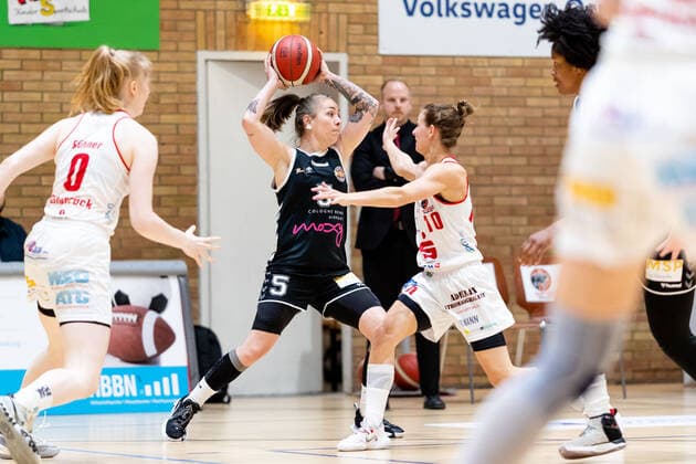 Basketball DBBL Play GiroLive Panthers Osnabrück Rheinland Lions on 16 04 2022 at the home of panthers in Osnabrück Joyce Megane Cousseins Smith Rheinland Lions on the ball against Jenny Meike Strozyk Panthers Osnabrueck PD