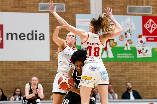Basketball DBBL Play GiroLive Panthers Osnabrück Rheinland Lions on 16 04 2022 at the home of panthers in Osnabrück Brianna Lee Rollerson Rheinland Lions on the ball against Merit Brennecke Panthers Osnabrueck PD