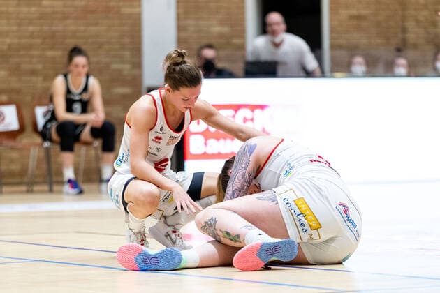 Basketball DBBL Play GiroLive Panthers Osnabrück Rheinland Lions on 16 04 2022 at the home of panthers in Osnabrück Jenny Meike Strozyk Panthers Osnabrueck takes care of Samantha Führing Fuehring Panthers Osnabrueck, who is lying on the ground in pain. PD