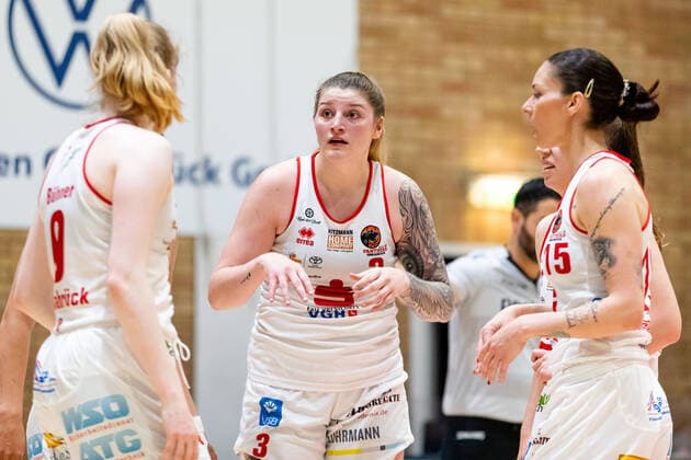 Basketball DBBL Play GiroLive Panthers Osnabrück Rheinland Lions on 16 04 2022 at the home of panthers in Osnabrück Samantha Führing Fuehring Panthers Osnabrueck gives instructions to Frieda Bühner Buehner Panthers Osnabrueck PD