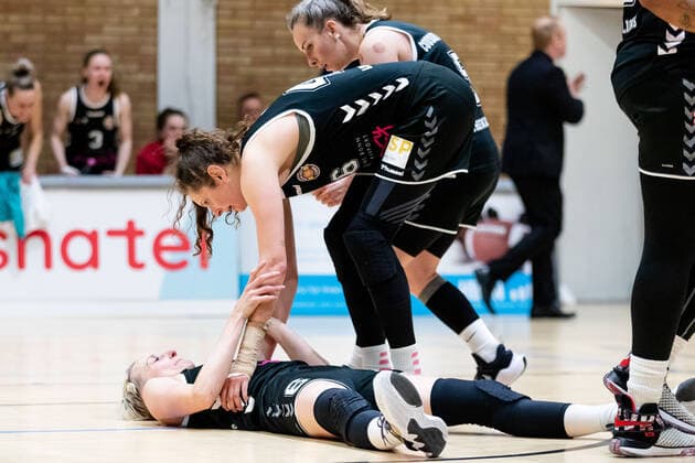 Basketball DBBL Play GiroLive Panthers Osnabrück Rheinland Lions on 16 04 2022 at the home of panthers in Osnabrück Birte Thimm Rheinland Lions is on the floor and is attended by Romy Bär Baer Rheinland Lions and Joyce Megane Cousseins Smith Rheinland Lions PD
