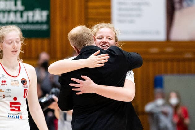 Basketball DBBL Play GiroLive Panthers Osnabrück Rheinland Lions on 16 04 2022 at the home of panthers in Osnabrück Emma Eichmeyer Panthers Osnabrueck hugs coach Mario Zurkowski Rheinland Lions PD