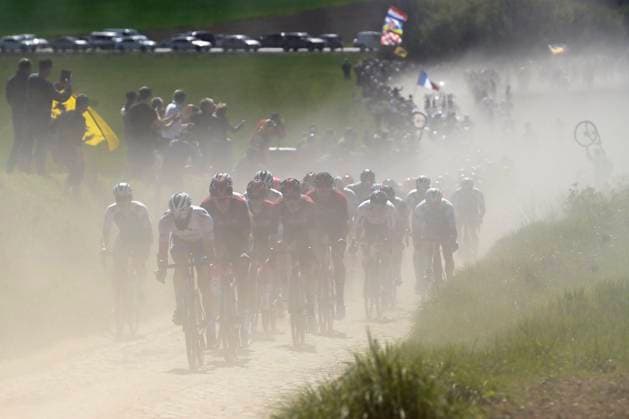 Sport Bilder des Tages ROUBAIX, FRANCE - APRIL 17 : Illustration peloton through dusty road pictured during the UCI World Tour 119th Paris Roubaix cycling race with start in Compiegne and finish at the Velodrome Andre-Petrieux in Roubaix on April 17, 2022 in Roubaix, France, 17 04 2022 ( Motordriver Kenny Verfaillie - Paris Roubaix 2022 UCI World Tour Cycling Race PhotoNews Panoramic 