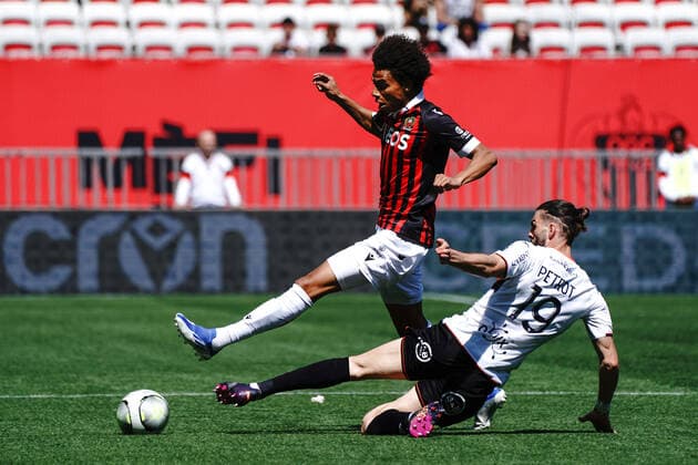 Calvin Stengs (OGC Nice) - Leo Petrot (Lorient) FOOTBALL : OGC Nice vs Lorient - Ligue 1 Uber Eats - Nice - 17 04 2022 NorbertScanella Panoramic 