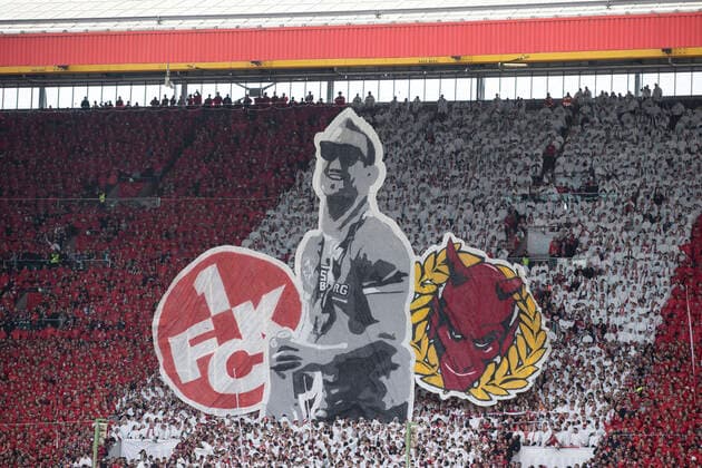 Sport Themen der Woche KW15 Sport Bilder des Tages Fußball: 3. Liga, Saison 2021 2022, 34. Spieltag, 1. FC Kaiserslautern - 1. FC Saarbrücken am 17.04.2022 in Kaiserslautern (Rheinland-Pfalz). Kaiserslauterns Fans zeigen vor der Partie eine Choreographie WICHTIGER HINWEIS: Gemäß den Vorgaben der DFL Deutsche Fußball Liga bzw. des DFB Deutscher Fußball-Bund ist es untersagt, in dem Stadion und oder vom Spiel angefertigte Fotoaufnahmen in Form von Sequenzbildern und oder videoähnlichen Fotostrecken zu verwerten bzw. verwerten zu lassen. *** Soccer 3 Liga, season 2021 2022, 34 match day, 1 FC Kaiserslautern 1 FC Saarbrücken on 17 04 2022 in Kaiserslautern Rhineland-Palatinate Kaiserslauterns fans show a choreography before the game IMPORTANT NOTE According to the requirements of the DFL German Football League and the DFB German Football Association is prohibited in the stadium and or from the game made photographs in the form of sequence images and or video-like photo series to exploit or exploit to let Copyright: xKirchner MarcoxSteinbrennerx