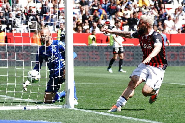 Andy Delort (OGC Nice) - Mathieu Dreyer (Lorient) FOOTBALL : OGC Nice vs Lorient - Ligue 1 Uber Eats - Nice - 17 04 2022 NorbertScanella Panoramic 