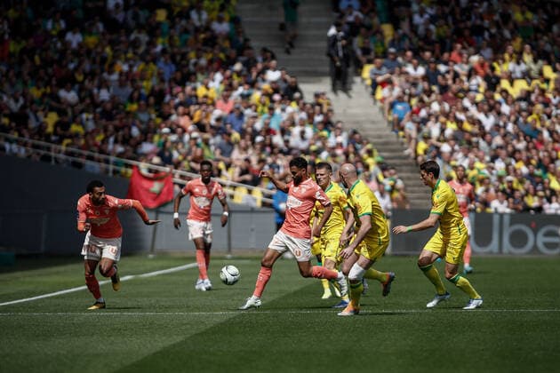Sofiane Boufal (Angers SCO) vs Nicolas Pallois (Nantes) FOOTBALL : FC Nantes vs Angers SCO - Ligue 1 Uberteat - 17 04 2022 AurelienMorissard Panoramic 