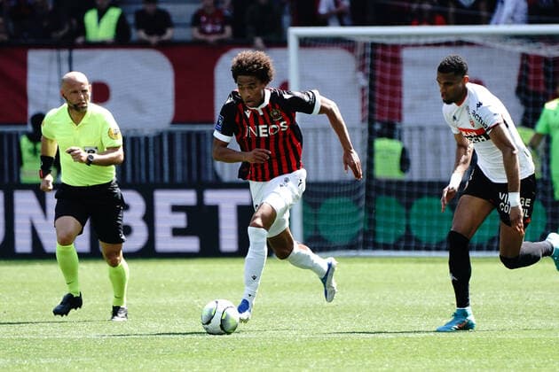 Calvin Stengs (OGC Nice) - Moritz Jenz (Lorient) FOOTBALL : OGC Nice vs Lorient - Ligue 1 Uber Eats - Nice - 17 04 2022 NorbertScanella Panoramic 