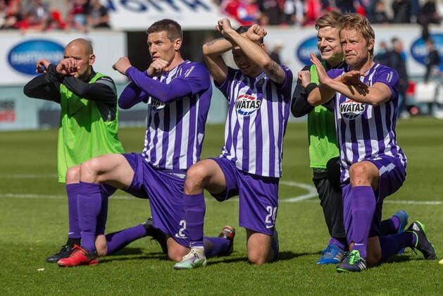 Sport Themen der Woche KW15 Sport Bilder des Tages 17.04.2022, Heidenheim, Deutschland, Voith Arena, 1.FC Heidenheim vs. FC Erzgebirge Aue - 2. Bundesliga, Gaetan Bussmann (FC Erzgebirge Aue) gestikuliert (Foto H. Langer) DFB DFL REGULATIONS PROHIBIT ANY USE OF PHOTOGRAPHS AS IMAGE SEQUENCES AND OR QUASI-VIDEO. Heidenheim Voith Arena Baden Wuerttemberg Deutschland *** 17 04 2022, Heidenheim, Germany, Voith Arena, 1 FC Heidenheim vs FC Erzgebirge Aue 2 Bundesliga, Gaetan Bussmann FC Erzgebirge Aue gestures Photo H Langer DFB DFL REGULATES PROHIBIT ANY USE OF PHOTOGRAPHS AS IMAGE SEQUENCES AND OR QUASI VIDEO Heidenheim Voith Arena Baden Wuerttemberg Germany  541_FCHFCE20220417_062 Langer-541