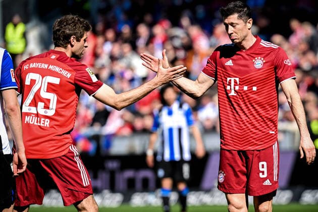 Sport Themen der Woche KW15 Sport Bilder des Tages Bielefeld, Schueco Arena, 11.04.22, GER, Herren, 1.Bundesliga, Saison 2021-2022, DSC Arminia Bielefeld - FC Bayern Muenchen Bild: v.l. Thomas Mueller (Bayern) und Robert Lewandowski (Bayern) bejubeln das Tor zum 1:0 Nur fuer journalistische Zwecke! Only for editorial use! Gemaess den Vorgaben der DFL Deutsche Fußball Liga ist es untersagt, in dem Stadion und oder vom Spiel angefertigte Fotoaufnahmen in Form von Sequenzbildern und oder videoaehnlichen Fotostrecken zu verwerten bzw. verwerten zu lassen. DFL regulations prohibit any use of photographs as image sequences and or quasi-video. Nordrhein-Westfalen Deutschland *** Bielefeld, Schueco Arena, 11 04 22, GER, Herren, 1 Bundesliga, Saison 2021 2022, DSC Arminia Bielefeld FC Bayern Muenchen Bild v l Thomas Mueller Bayern und Robert Lewandowski Bayern bejubeln das Tor zum 1 0 Nur fuer journalistische Zwecke Only for editorial use In accordance with the DFL Deutsche Fußball Liga regulations, it is prohibited, DFL regulations prohibit any use of photographs as image sequences and or quasi video North Rhine-Westphalia Germany