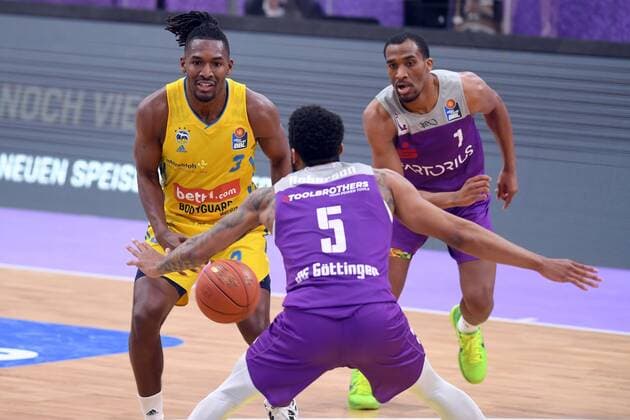 Jaleen Smith Alba Berlin on the ball , Jeremiah Martin BG Goettingen back, R ,Jeff Roberson BG Goettingen NR 5 , Basketball, Bundesliga, BBL, BG Goettingen Alba Berlin, 17 04 2022, BG Goettingen Alba Berlin, Basketball, Bundesliga, GER, BBL, 17 04 2022 Goettingen Copyright: xEibner-Pressefotox-xRolandxSippelx
