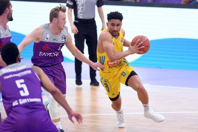 Maodo Lo Alba Berlin on the ball , Harald Frey BG Goettingen L , Jeff Roberson BG Goettingen NR 5 , Basketball, Bundesliga, BBL, BG Goettingen Alba Berlin, 17 04 2022, BG Goettingen Alba Berlin, Basketball, Bundesliga, GER, BBL, 17 04 2022 Goettingen Copyright: xEibner-Pressefotox-xRolandxSippelx