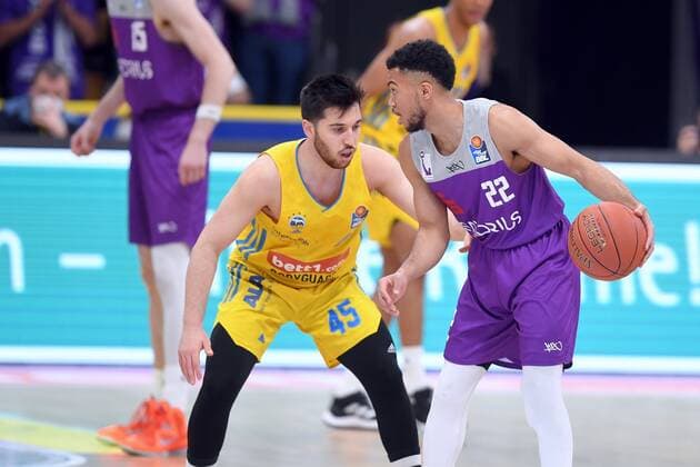 Stephen Brown Jr BG Goettingen on the ball , Tamir Blatt Alba Berlin L , Basketball, Bundesliga, BBL, BG Goettingen Alba Berlin, 17 04 2022, BG Goettingen Alba Berlin, Basketball, Bundesliga, GER, BBL, 17 04 2022 Goettingen Copyright: xEibner-Pressefotox-xRolandxSippelx