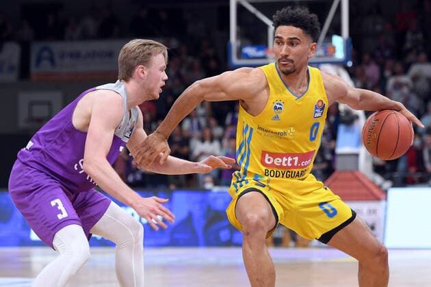 Maodo Lo Alba Berlin on the ball , Harald Frey BG Goettingen L , Basketball, Bundesliga, BBL, BG Goettingen Alba Berlin, 17 04 2022, BG Goettingen Alba Berlin, Basketball, Bundesliga, GER, BBL, 17 04 2022 Goettingen Copyright: xEibner-Pressefotox-xRolandxSippelx