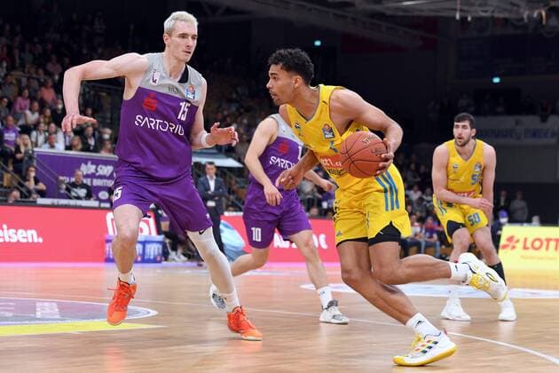 Oscar da Silva Alba Berlin on the ball , Philipp Hartwich BG Goettingen L , Basketball, Bundesliga, BBL, BG Goettingen Alba Berlin, 17 04 2022, BG Goettingen Alba Berlin, Basketball, Bundesliga, GER, BBL, 17 04 2022 Goettingen Copyright: xEibner-Pressefotox-xRolandxSippelx