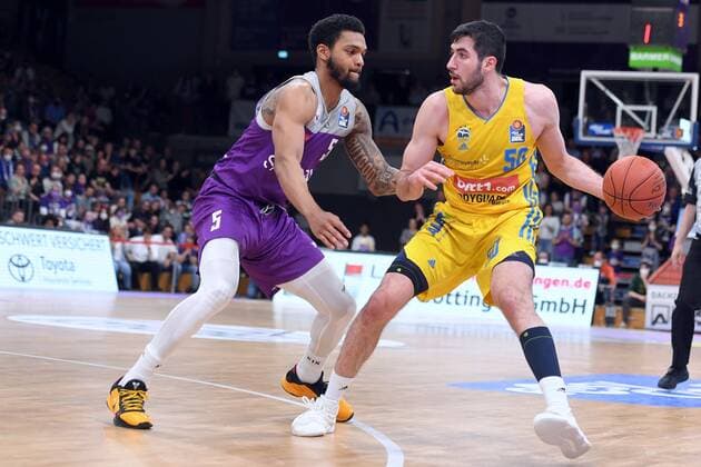 Yovel Zoosman Alba Berlin on the ball , Jeff Roberson BG Goettingen L , Basketball, Bundesliga, BBL, BG Goettingen Alba Berlin, 17 04 2022, BG Goettingen Alba Berlin, Basketball, Bundesliga, GER, BBL, 17 04 2022 Goettingen Copyright: xEibner-Pressefotox-xRolandxSippelx