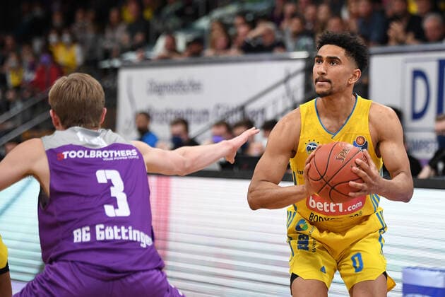 BG Göttingen ALBA BERLIN 17 04 2022, Basketball Bundesliga, 2021 2022 season, 31 match day, BG Göttingen ALBA BERLIN Berlins Maodo Lo r plays Göttingens Harald Frey Göttingen Lower Saxony Germany