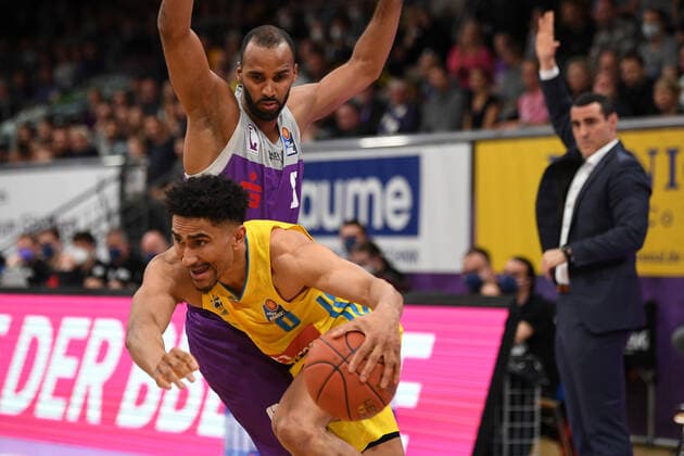 BG Göttingen ALBA BERLIN 17 04 2022, Basketball Bundesliga, 2021 2022 season, 31 match day, BG Göttingen ALBA BERLIN Berlins Maodo Lo l plays Göttingens Akeem Vargas Göttingen Lower Saxony Germany