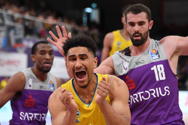 BG Göttingen ALBA BERLIN 17 04 2022, Basketball Bundesliga, 2021 2022 season, 31 matchday, BG Göttingen ALBA BERLIN Berlins Maodo Lo M with Göttingens Harper Kamp r and Göttingens Jeremiah Martin Göttingen Lower Saxony Germany.
