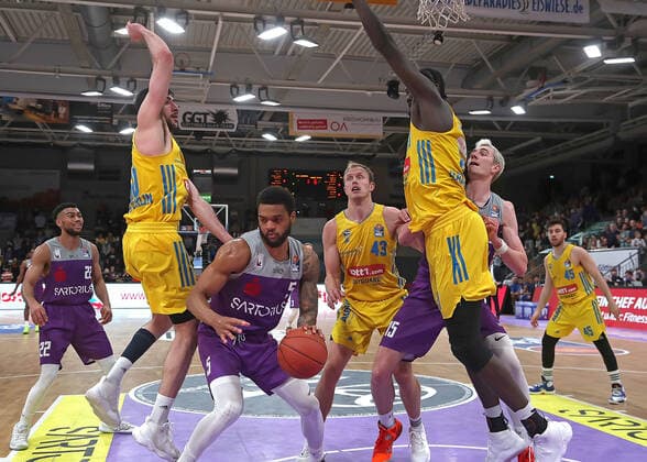 GSD zje123 BBL Basketball BG Göttingen Alba Berlin Göttingens Jeff Roberson on the ball against Berlins Yovel Zoosman, left, and Christ Koumadje