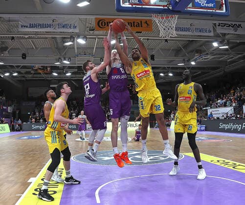 GSD zje123 BBL Basketball BG Göttingen Alba Berlin Göttingens Philipp Hartwich on the ball against Berlins Johannes Thiemann