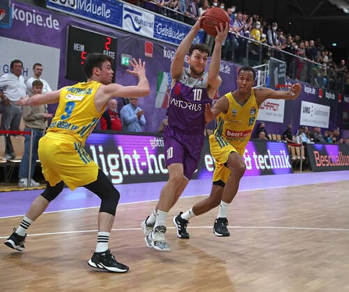 GSD zje123 BBL Basketball BG Göttingen Alba Berlin Göttingens Haris Hujic on the ball against Berlins Jonas Mattiseck, left, and Louis Olinde