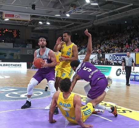 GSD zje123 BBL Basketball BG Göttingen Alba Berlin Göttingens Harper Kamp on the ball against Berlins Johannes Thiemann