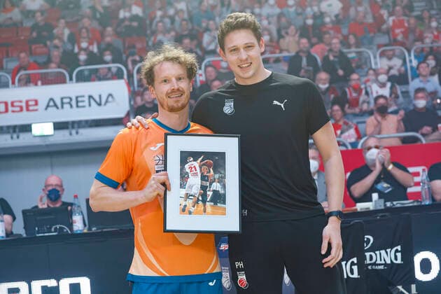 06 Per Günther ratiopharm Ulm, left receives a photo from Patrick Heckmann Brose Bamberg, 33 from his first piel as a BBL player in Bamberg, 2008 season 09 Presented Brose Bamberg ratiopharm Ulm easyCredit BBL Basketball Bundesliga season 2021 22 Matchday 31, 17 04 2022 Bamberg, Brose Arena Photo Daniel Löb Loeb Copyright: DanielxLöb