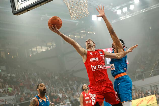 left Tomas Kyzlink Brose Bamberg, 77 right 04 Jaron Blossomgame ratiopharm Ulm Brose Bamberg ratiopharm Ulm easyCredit BBL Basketball Bundesliga Season 2021 22 Matchday 31, 17 04 2022 Bamberg, Brose Arena Photo Daniel Löb Loeb Copyright: DanielxLöb