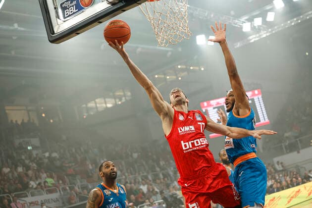 left Tomas Kyzlink Brose Bamberg, 77 right 04 Jaron Blossomgame ratiopharm Ulm Brose Bamberg ratiopharm Ulm easyCredit BBL Basketball Bundesliga Season 2021 22 Matchday 31, 17 04 2022 Bamberg, Brose Arena Photo Daniel Löb Loeb Copyright: DanielxLöb