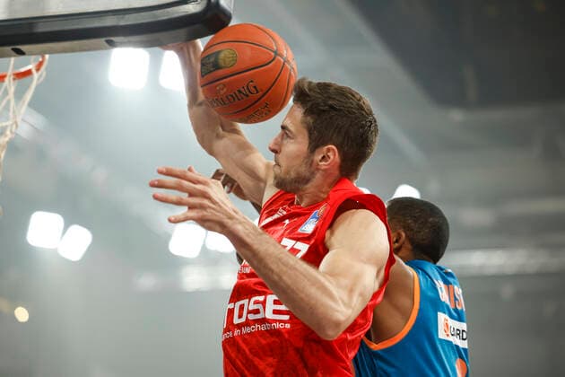 left Tomas Kyzlink Brose Bamberg, 77 right 00 Semaj Christon ratiopharm Ulm Brose Bamberg ratiopharm Ulm easyCredit BBL Basketball Bundesliga Saison 2021 22 Spieltag 31, 17 04 2022 Bamberg, Brose Arena Foto Daniel Löb Loeb Copyright: DanielxLöb