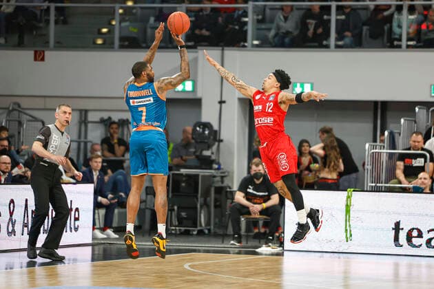 left 07 Sindarius Thornwell ratiopharm Ulm right Justin Robinson Brose Bamberg, 12 Brose Bamberg ratiopharm Ulm easyCredit BBL Basketball Bundesliga Saison 2021 22 Spieltag 31, 17 04 2022 Bamberg, Brose Arena Foto Daniel Löb Loeb Copyright: DanielxLöb