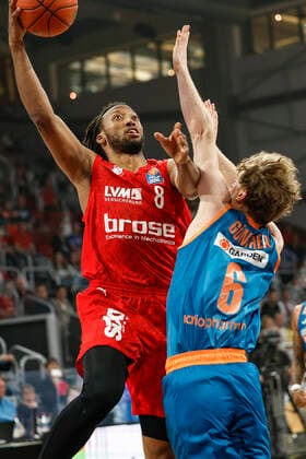 left Akil Mitchell Brose Bamberg, 08 right 06 Per Günther ratiopharm Ulm Brose Bamberg ratiopharm Ulm easyCredit BBL Basketball Bundesliga Saison 2021 22 Spieltag 31, 17 04 2022 Bamberg, Brose Arena Foto Daniel Löb Loeb Copyright: DanielxLöb