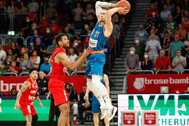left 22 Thomas Klepeisz ratiopharm Ulm right Kenneth Ogbe Brose Bamberg, 25 Brose Bamberg ratiopharm Ulm easyCredit BBL Basketball Bundesliga Saison 2021 22 Spieltag 31, 17 04 2022 Bamberg, Brose Arena Foto Daniel Löb Loeb Copyright: DanielxLöb