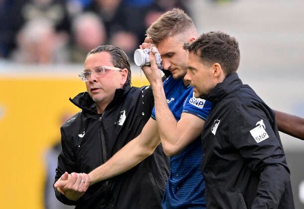 Sport Themen der Woche KW15 Sport Bilder des Tages Verletzung verletzt Stefan Posch TSG 1899 Hoffenheim (38) rauscht mit Kevin Akpoguma TSG 1899 Hoffenheim (25) zusammen und muss vom Platz Betreuer hinten Kevin Vogt TSG 1899 Hoffenheim (22) TSG 1899 Hoffenheim vs SpVgg Greuther Fuerth SGF 17.04.2022 DFL REGULATIONS PROHIBIT ANY USE OF PHOTOGRAPHS AS IMAGE SEQUENCES AND OR QUASI-VIDEO TSG 1899 Hoffenheim vs SpVgg Greuther Fuerth SGF *** Injury injured Stefan Posch TSG 1899 Hoffenheim 38 rushes with Kevin Akpoguma TSG 1899 Hoffenheim 25 and has to leave the field At the back Kevin Vogt TSG 1899 Hoffenheim 22 TSG 1899 Hoffenheim vs SpVgg Greuther Fuerth SGF 17 04 2022 DFL REGULATES PROHIBIT ANY USE OF PHOTOGRAPHS AS IMAGE SEQUENCES AND OR QUASI VIDEO TSG 1899 Hoffenheim vs SpVgg Greuther Fuerth SGF