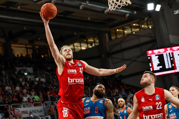 left Christian Sengfelder Brose Bamberg, 43 right 05 Sean Evans ratiopharm Ulm Brose Bamberg ratiopharm Ulm easyCredit BBL Basketball Bundesliga Saison 2021 22 Spieltag 31, 17 04 2022 Bamberg, Brose Arena Foto Daniel Löb Loeb Copyright: DanielxLöb