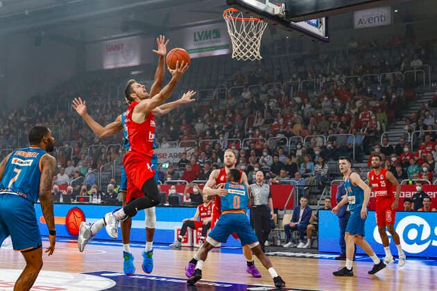 Center Tomas Kyzlink Brose Bamberg, 77 left 07 Sindarius Thornwell ratiopharm Ulm right 00 Semaj Christon ratiopharm Ulm Brose Bamberg ratiopharm Ulm easyCredit BBL Basketball Bundesliga Saison 2021 22 Spieltag 31, 17 04 2022 Bamberg, Brose Arena Foto Daniel Löb Loeb Copyright: DanielxLöb