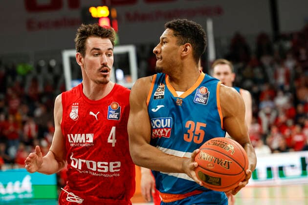 right 35 Karim Jallow ratiopharm Ulm left Omar Prewitt Brose Bamberg, 04 Brose Bamberg ratiopharm Ulm easyCredit BBL Basketball Bundesliga Season 2021 22 Matchday 31, 17 04 2022 Bamberg, Brose Arena Photo Daniel Löb Loeb Copyright: DanielxLöb