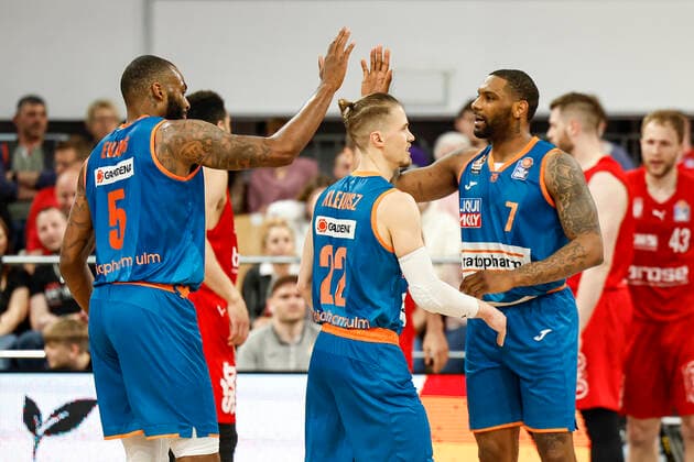 vlnr 05 Sean Evans ratiopharm Ulm 22 Thomas Klepeisz ratiopharm Ulm 07 Sindarius Thornwell ratiopharm Ulm Brose Bamberg ratiopharm Ulm easyCredit BBL Basketball Bundesliga Saison 2021 22 Spieltag 31, 17 04 2022 Bamberg, Brose Arena Foto Daniel Löb Loeb Copyright: DanielxLöb