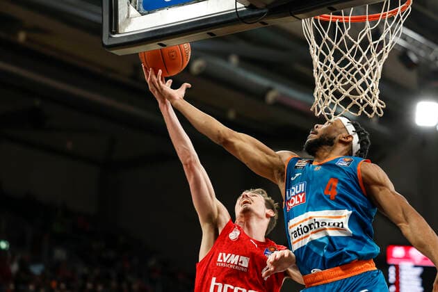 right 04 Jaron Blossomgame ratiopharm Ulm left Omar Prewitt Brose Bamberg, 04 Brose Bamberg ratiopharm Ulm easyCredit BBL Basketball Bundesliga Season 2021 22 Matchday 31, 17 04 2022 Bamberg, Brose Arena Photo Daniel Löb Loeb Copyright: DanielxLöb