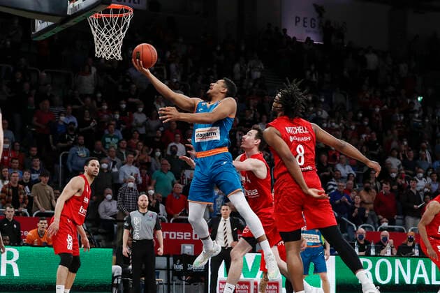 left 35 Karim Jallow ratiopharm Ulm right Akil Mitchell Brose Bamberg, 08 Brose Bamberg ratiopharm Ulm easyCredit BBL Basketball Bundesliga Saison 2021 22 Spieltag 31, 17 04 2022 Bamberg, Brose Arena Foto Daniel Löb Loeb Copyright: DanielxLöb