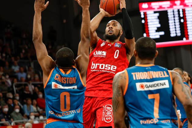 Center Chris Dowe Brose Bamberg, 00 right 07 Sindarius Thornwell ratiopharm Ulm left 00 Semaj Christon ratiopharm Ulm Brose Bamberg ratiopharm Ulm easyCredit BBL Basketball Bundesliga Saison 2021 22 Spieltag 31, 17 04 2022 Bamberg, Brose Arena Foto Daniel Löb Loeb Copyright: DanielxLöb